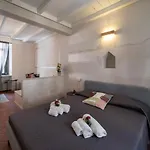 شقة Homo Homini Lupus