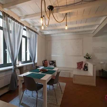 Homo Homini Lupus 公寓