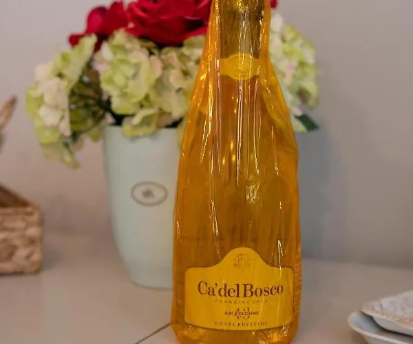 Homo Homini Lupus Apartment *