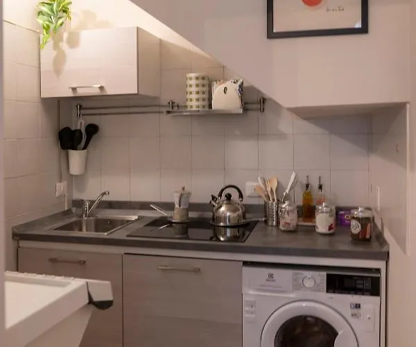 Homo Homini Lupus Apartment *