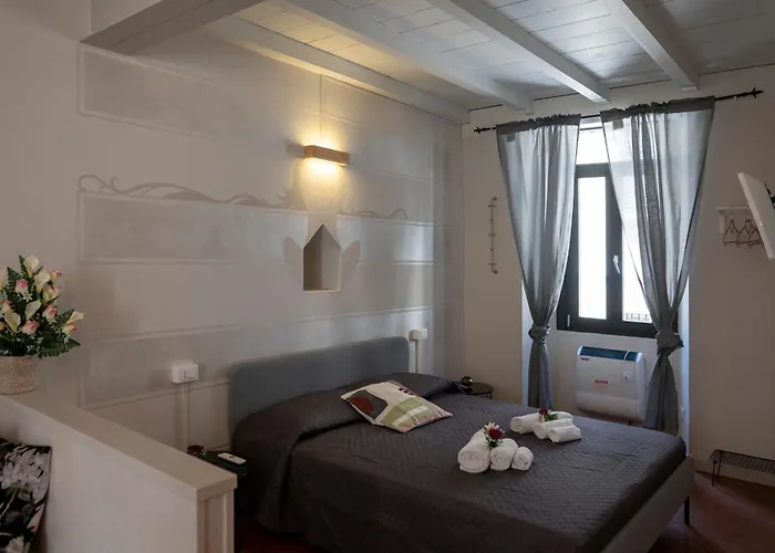 Homo Homini Lupus Apartment *