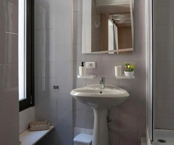 Appartement Homo Homini Lupus Brescia